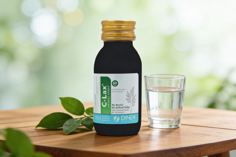 شربت سی لاکس برای کودکان روی میز چوبی با برگ های سبز